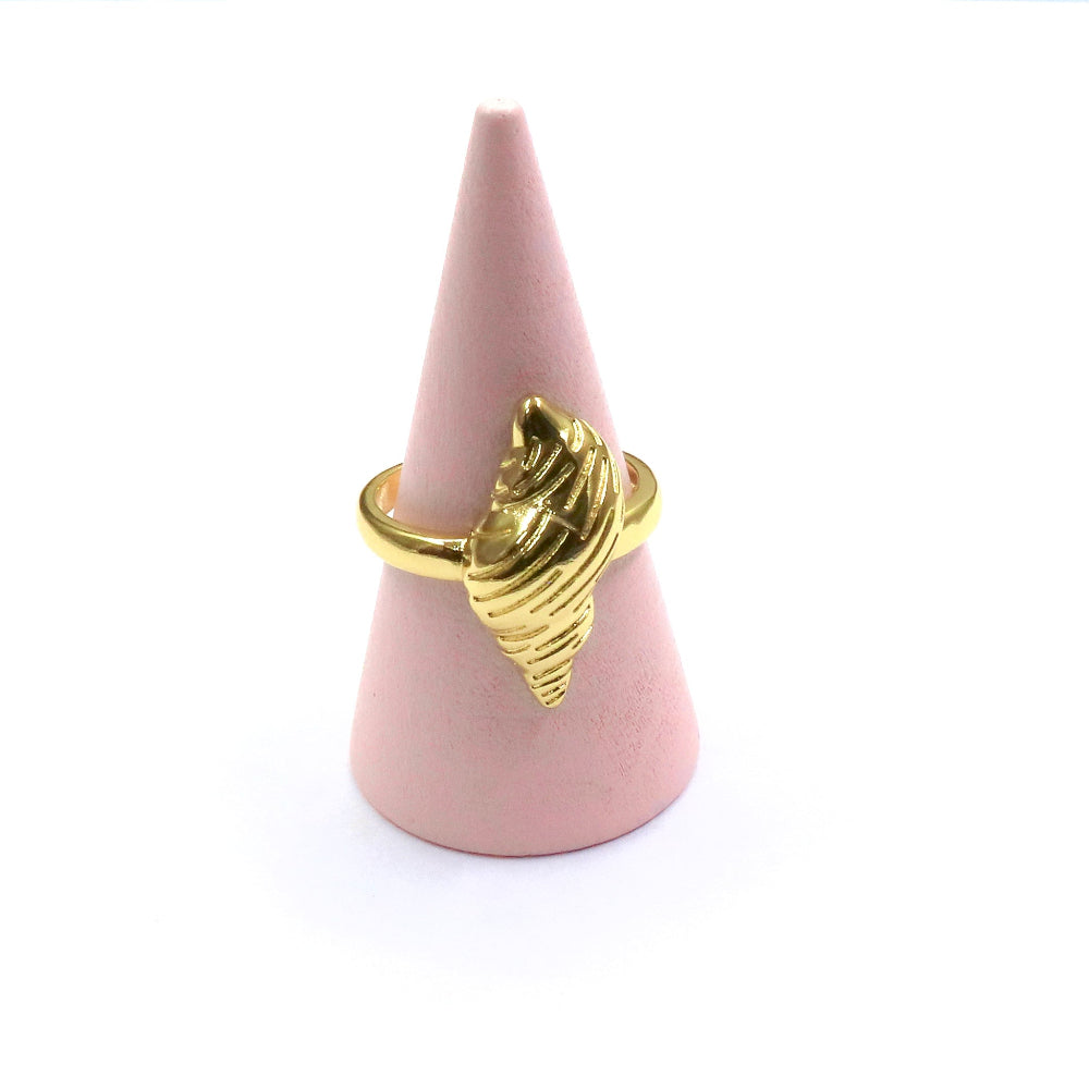 Gold-filled Osean Caracol adjustable ring with ocean-inspired shell design on pink cone display