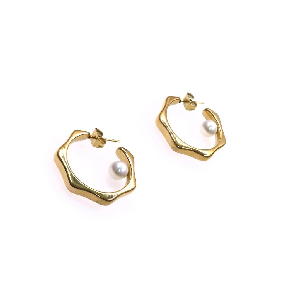 MILA EARRING with a delicate river pearl, styled in a unique wavy design