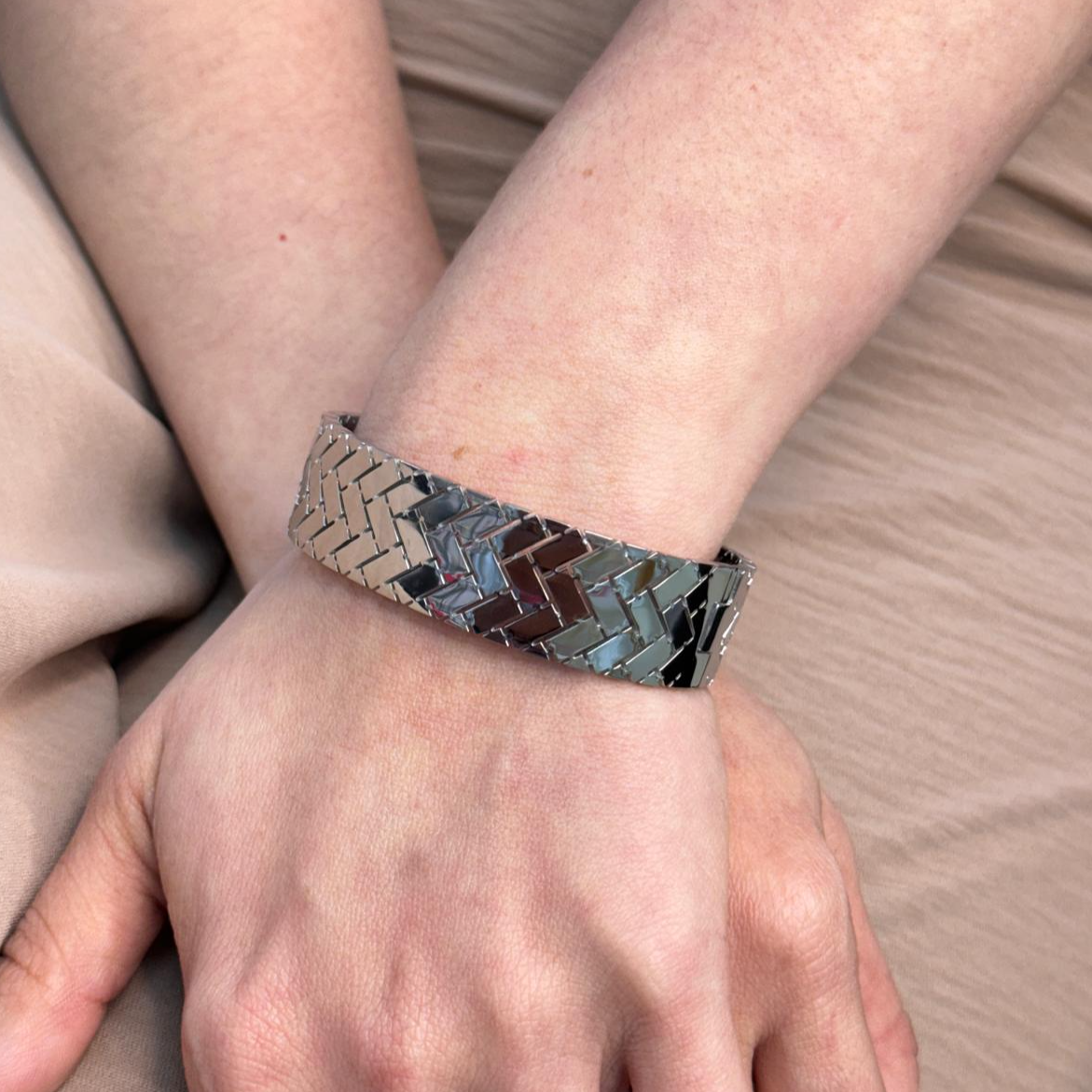 SOLID STEEL BANGLE