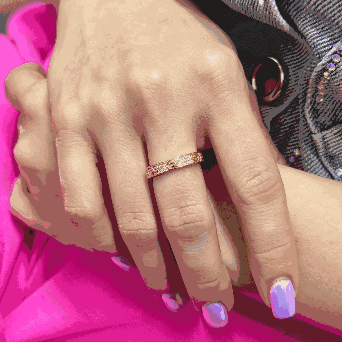 SHINE SCREW GOLD RING with polished finish and screw detailing on hand.