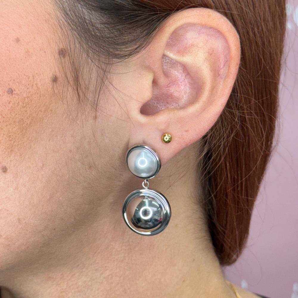 HALF BEAD & PEARL EARRING