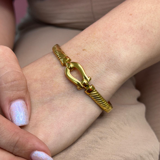 BUCKLE GOLDEN BANGLE