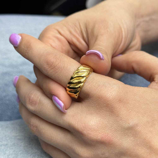 SMALL CROISSANT GOLD RING