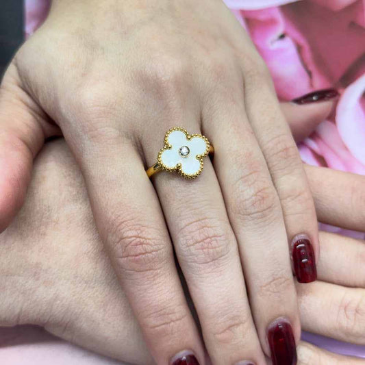 CLOVER RING
