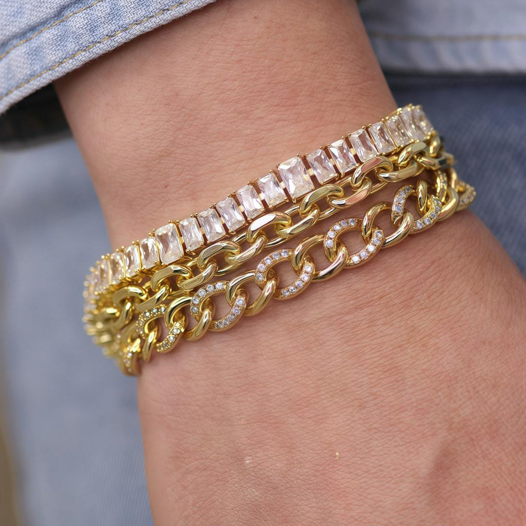 Classic Gold Chain Bracelet Secondary image