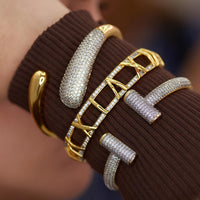 Bracelet bangle with roman numerals and pavé edge