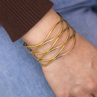 Adjustable chunky bracelet with fluid lines