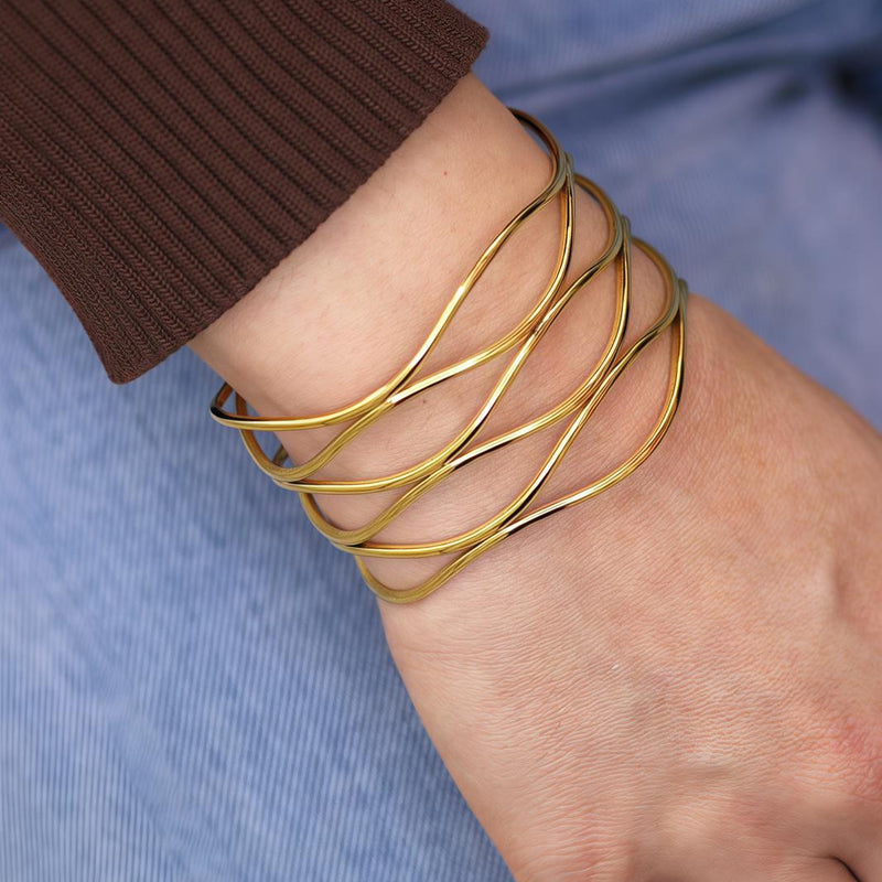 Adjustable chunky bracelet with fluid lines
