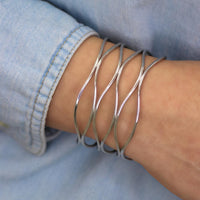 Adjustable chunky bracelet with fluid lines